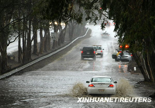  莱切主场遭遇暴雨侵袭，湿滑场地影响发挥  