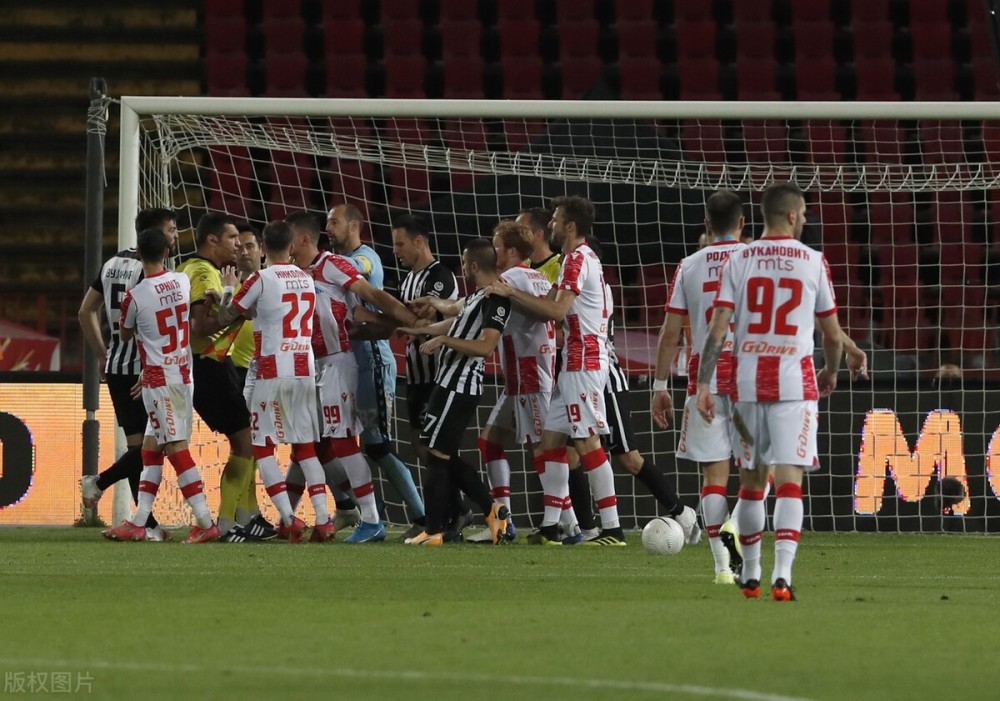  莱切门将神勇发挥多次扑救保住平局